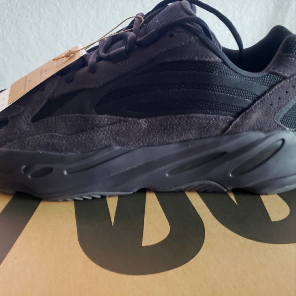 Bnib Adidas Yeezy Boost 700v2